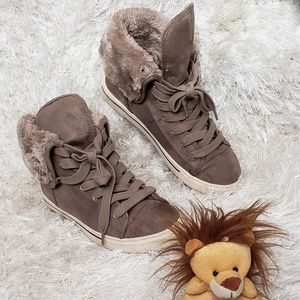 Mossimo Brown Faux Fur Lined Sneaker - Size 7